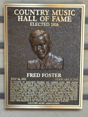 NASHVILLE, TN - 28 Şubat 2025 'te Nashville, Tennessee' deki Country Music Hall of Fame 'de Fred Foster plaketi.
