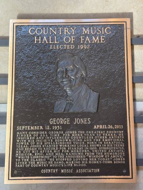 NASHVILLE, TN - 28 Şubat 2025 'te Nashville, Tennessee' deki Country Music Hall of Fame 'de George Jones plaketi.