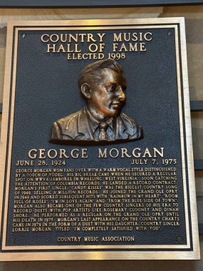 NASHVILLE, TN - 28 Şubat 2025 'te Nashville, Tennessee' deki Country Music Hall of Fame 'de George Morgan plaketi.