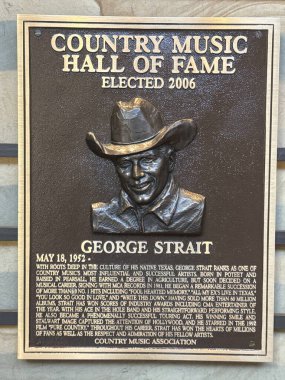 NASHVILLE, TN - 28 Şubat 2025 'te Nashville, Tennessee' deki Country Music Hall of Fame 'de George Strait plaketi.