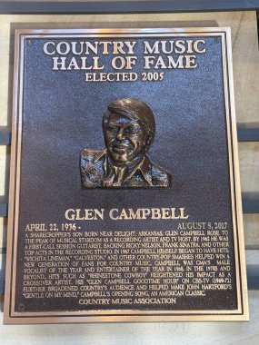 NASHVILLE, TN - 28 Şubat 2025 'te Nashville, Tennessee' deki Country Music Hall of Fame 'de Glen Campbell plaketi.