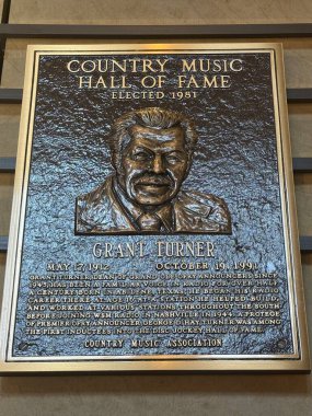 NASHVILLE, TN - 28 Şubat 2025 'te Nashville, Tennessee' deki Country Music Hall of Fame 'de Grant Turner plaketi.