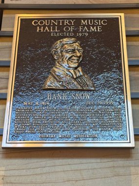 NASHVILLE, TN - 28 Şubat 2025 'te Nashville, Tennessee' deki Country Music Hall of Fame 'de Hank Snow plaketi.