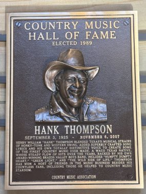 NASHVILLE, TN - 28 Şubat 2025 'te Nashville, Tennessee' deki Country Music Hall of Fame 'de Hank Thompson plaketi.