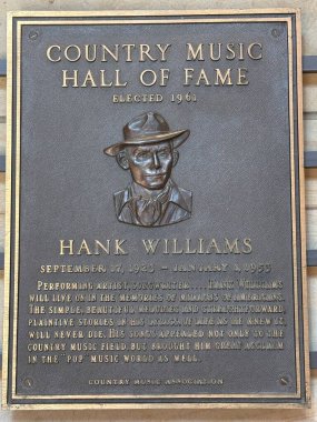NASHVILLE, TN - 28 Şubat 2025 'te Nashville, Tennessee' deki Country Music Hall of Fame 'de Hank Williams plaketi.