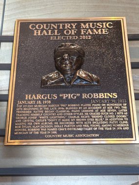NASHVILLE, TN - 28 Şubat 2025 'te Nashville, Tennessee' deki Country Music Hall of Fame 'de Hargus Pig Robbins plaketi.