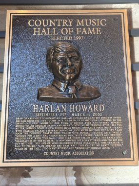 NASHVILLE, TN - 28 Şubat 2025 'te Nashville, Tennessee' deki Country Music Hall of Fame 'de Harlan Howard plaketi.