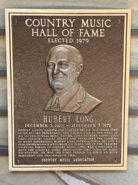 NASHVILLE, TN - 28 Şubat 2025 'te Nashville, Tennessee' deki Country Music Hall of Fame 'de Hubert Long plaketi.