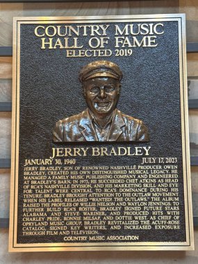NASHVILLE, TN - 28 Şubat 2025 'te Nashville, Tennessee' deki Country Music Hall of Fame 'deki Jerry Bradley plaketi.
