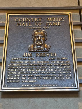 NASHVILLE, TN - 28 Şubat 2025 'te Nashville, Tennessee' deki Country Music Hall of Fame 'de Jim Reeves plaketi.
