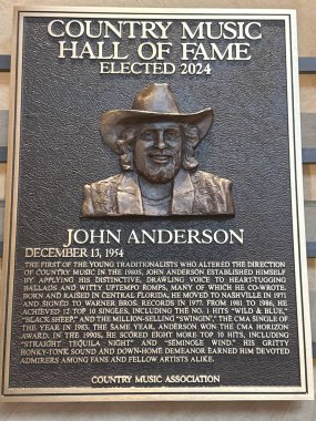 NASHVILLE, TN - 28 Şubat 2025 'te Nashville, Tennessee' deki Country Music Hall of Fame 'de John Anderson plaketi.
