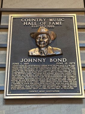 NASHVILLE, TN - 28 Şubat 2025 'te Nashville, Tennessee' deki Country Music Hall of Fame 'de Johnny Bond plaketi.