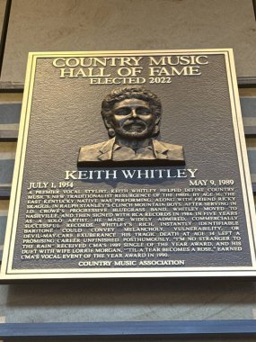 NASHVILLE, TN - 28 Şubat 2025 'te Nashville, Tennessee' deki Country Music Hall of Fame 'de Keith Whitley plaketi.