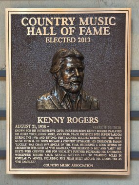 NASHVILLE, TN - 28 Şubat 2025 'te Nashville, Tennessee' deki Country Music Hall of Fame 'de Kenny Rogers plaketi.