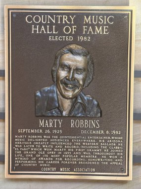 NASHVILLE, TN - 28 Şubat 2025 'te Nashville, Tennessee' deki Country Music Hall of Fame 'de Marty Robbins plaketi.