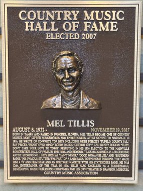 NASHVILLE, TN - 28 Şubat 2025 'te Nashville, Tennessee' deki Country Music Hall of Fame 'de Mel Tillis plaketi.