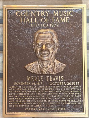 NASHVILLE, TN - 28 Şubat 2025 'te Nashville, Tennessee' deki Country Music Hall of Fame 'de Merle Travis plaketi.