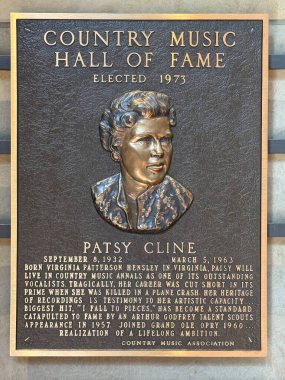 NASHVILLE, TN - 28 Şubat 2025 'te Nashville, Tennessee' deki Country Music Hall of Fame 'de Patsy Cline plaketi.