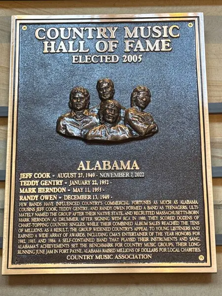 NASHVILLE, TN - 28 Şubat 2025 'te Nashville, Tennessee' deki Country Music Hall of Fame ve Museum 'da Alabama plaketi.