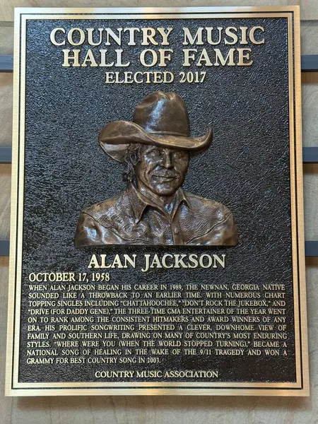 NASHVILLE, TN - 28 Şubat 2025 'te Nashville, Tennessee' deki Country Music Hall of Fame 'de Alan Jackson plaketi.
