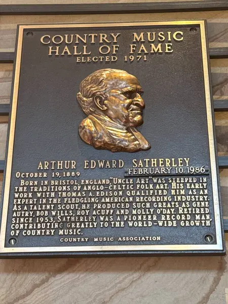 NASHVILLE, TN - 28 Şubat 2025 'te Nashville, Tennessee' deki Country Music Hall of Fame 'de Arthur Edward Satherley plaketi.