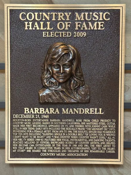 NASHVILLE, TN - 28 Şubat 2025 'te Nashville, Tennessee' deki Country Music Hall of Fame 'de Barbara Mandrell plaketi.