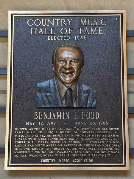 NASHVILLE, TN - 28 Şubat 2025 'te Nashville, Tennessee' deki Country Music Hall of Fame 'de Benjamin F Ford plaketi.