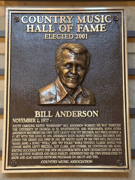 NASHVILLE, TN - 28 Şubat 2025 'te Nashville, Tennessee' deki Country Music Hall of Fame 'de Bill Anderson plaketi.
