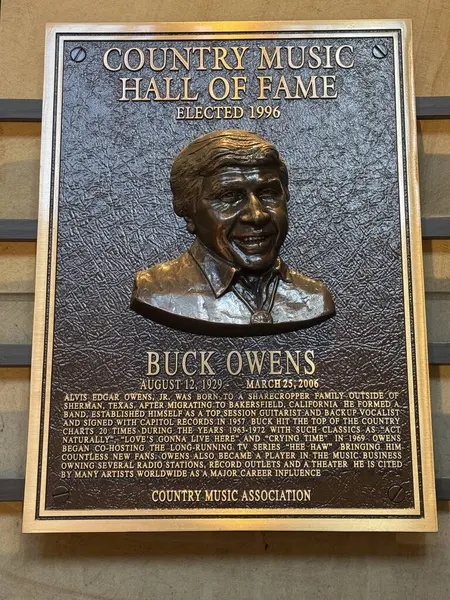 NASHVILLE, TN - 28 Şubat 2025 'te Nashville, Tennessee' deki Country Music Hall of Fame 'de Buck Owens plaketi.