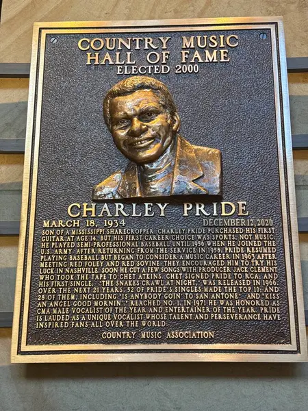 NASHVILLE, TN - 28 Şubat 2025 'te Nashville, Tennessee' deki Country Music Hall of Fame ve Museum 'da Charley Pride plaketi.