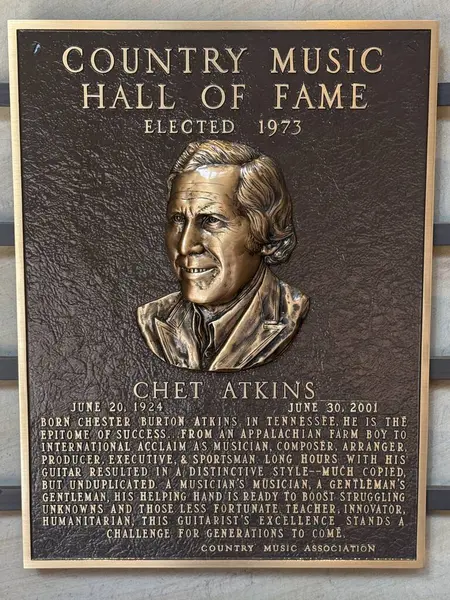 NASHVILLE, TN - 28 Şubat 2025 'te Nashville, Tennessee' deki Country Music Hall of Fame 'de Chet Atkins plaketi.