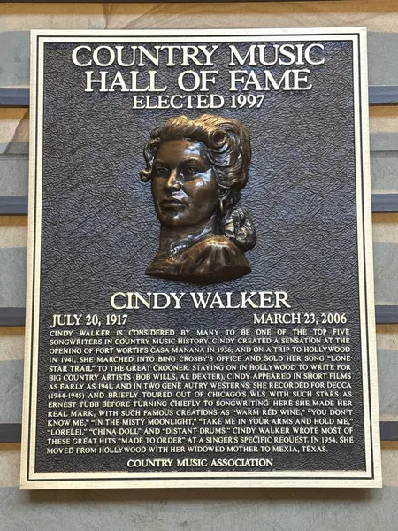 NASHVILLE, TN - 28 Şubat 2025 'te Nashville, Tennessee' deki Country Music Hall of Fame 'de Cindy Walker plaketi.