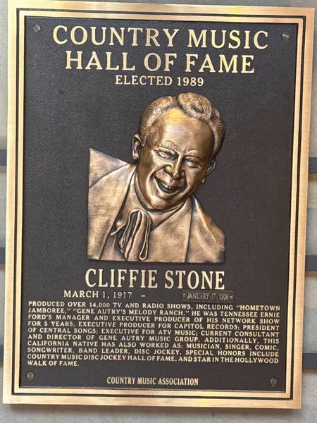 NASHVILLE, TN - 28 Şubat 2025 'te Nashville, Tennessee' deki Country Music Hall of Fame 'de Cliffie Stone plaketi.