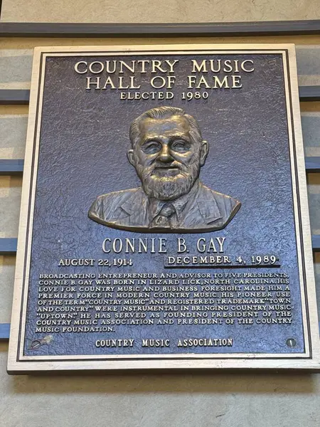 NASHVILLE, TN - 28 Şubat 2025 'te Nashville, Tennessee' deki Country Music Hall of Fame 'de Connie B Gay plaketi.