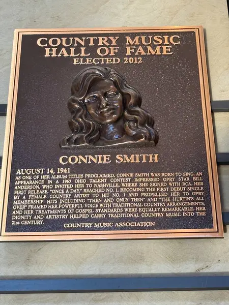 NASHVILLE, TN - 28 Şubat 2025 'te Nashville, Tennessee' deki Country Music Hall of Fame 'de Connie Smith plaketi.