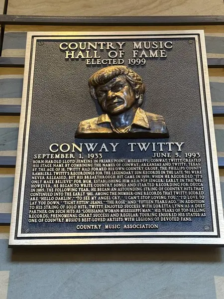 NASHVILLE, TN - 28 Şubat 2025 'te Nashville, Tennessee' deki Country Music Hall of Fame 'de Conway Twitty plaketi.