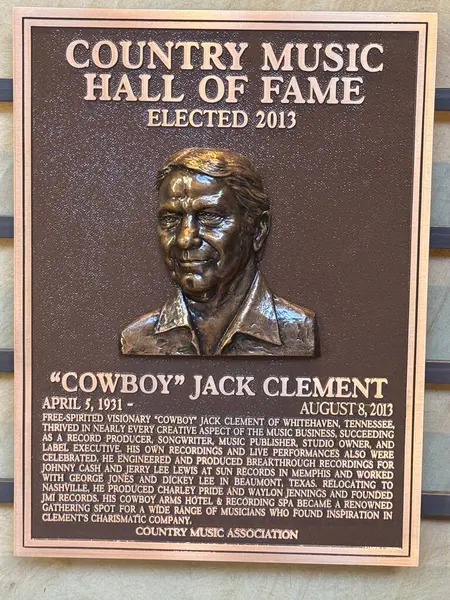 NASHVILLE, TN - 28 Şubat 2025 'te Nashville, Tennessee' deki Country Music Hall of Fame 'de Kovboy Jack Clement plaketi.