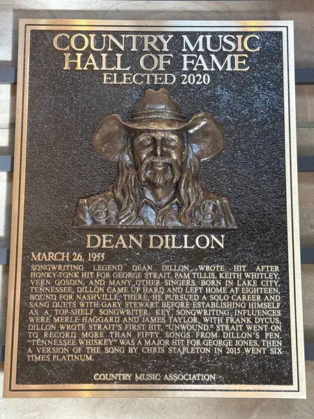 NASHVILLE, TN - 28 Şubat 2025 'te Nashville, Tennessee' deki Country Music Hall of Fame 'de Dean Dillon plaketi.