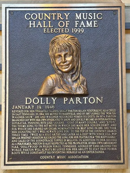 NASHVILLE, TN - 28 Şubat 2025 'te Nashville, Tennessee' deki Country Music Hall of Fame 'de Dolly Parton plaketi.
