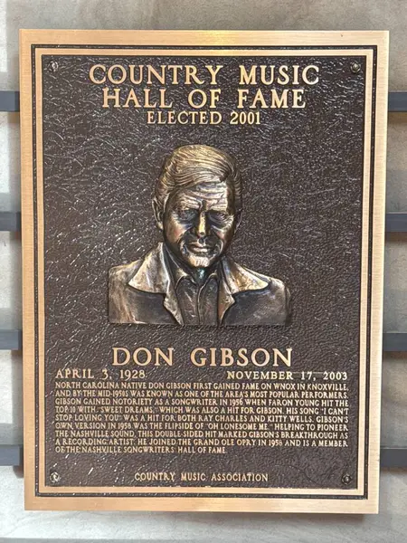 NASHVILLE, TN - 28 Şubat 2025 'te Nashville, Tennessee' deki Country Music Hall of Fame 'de Don Gibson plaketi.