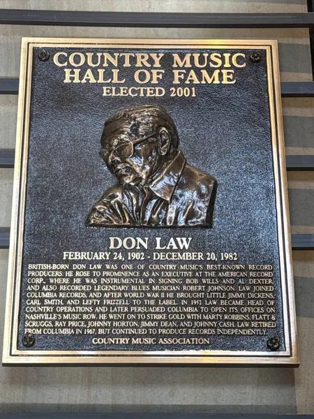 NASHVILLE, TN - 28 Şubat 2025 'te Nashville, Tennessee' deki Country Music Hall of Fame 'de Don Law plaketi.