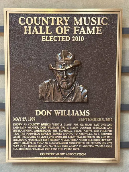 NASHVILLE, TN - 28 Şubat 2025 'te Nashville, Tennessee' deki Country Music Hall of Fame 'de Don WIlliams plaketi.