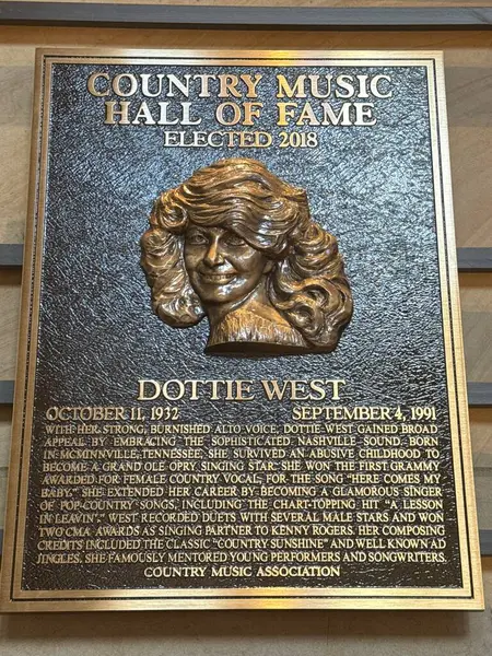 NASHVILLE, TN - 28 Şubat 2025 'te Nashville, Tennessee' deki Country Music Hall of Fame 'de Dottie West plaketi.