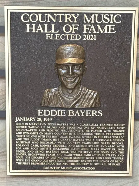 NASHVILLE, TN - 28 Şubat 2025 'te Nashville, Tennessee' deki Country Music Hall of Fame 'de Eddie Bayers plaketi.