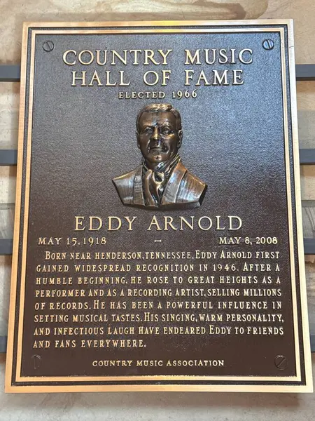 NASHVILLE, TN - 28 Şubat 2025 'te Nashville, Tennessee' deki Country Music Hall of Fame 'de Eddy Arnold plaketi.