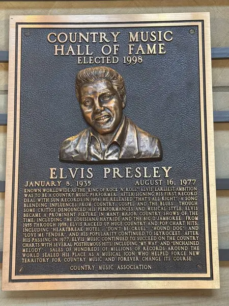 NASHVILLE, TN - 28 Şubat 2025 'te Nashville, Tennessee' deki Country Music Hall of Fame 'de Elvis Presley plaketi.