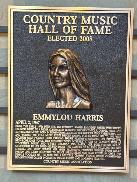 NASHVILLE, TN - 28 Şubat 2025 'te Nashville, Tennessee' deki Country Music Hall of Fame 'de Emmylou Harris plaketi.