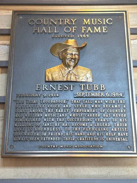 NASHVILLE, TN - 28 Şubat 2025 'te Nashville, Tennessee' deki Country Music Hall of Fame 'de Ernest Tubb plaketi.