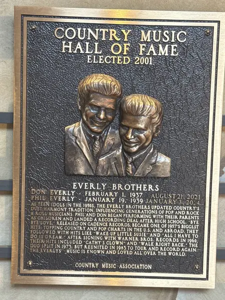 NASHVILLE, TN - 28 Şubat 2025 'te Nashville, Tennessee' deki Country Music Hall of Fame 'de Everly Brothers plaketi.