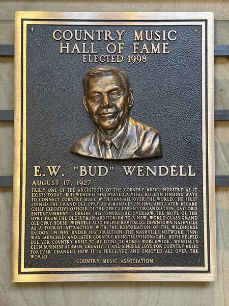 NASHVILLE, TN - 28 Şubat 2025 'te Nashville, Tennessee' deki Country Music Hall of Fame 'de Bud Wendell plaketi.